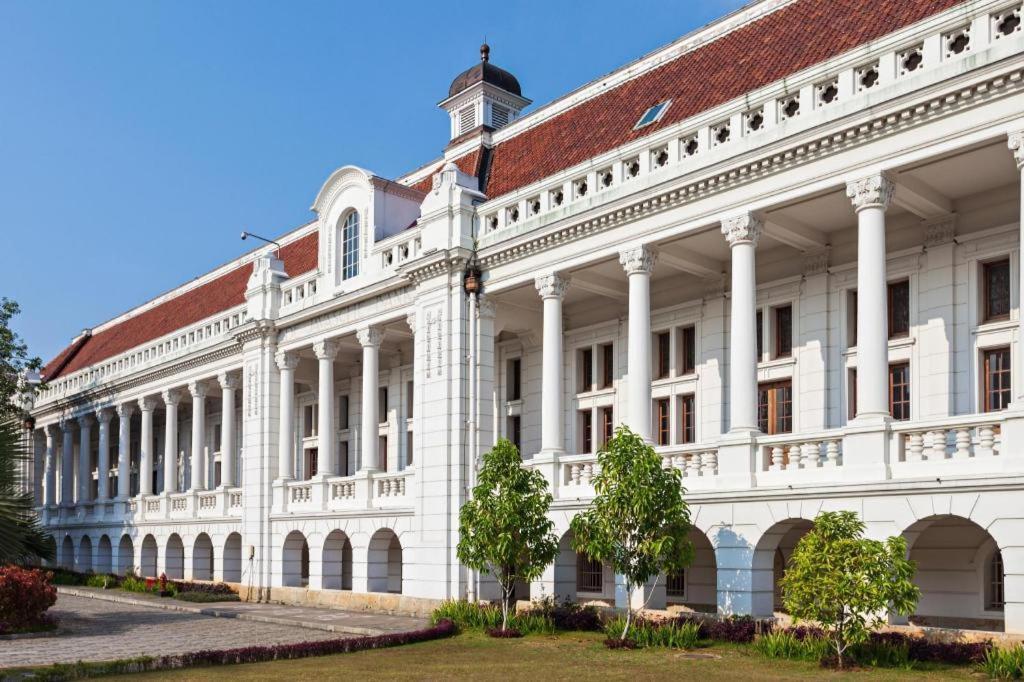 California Hotel Jakarta Exterior photo