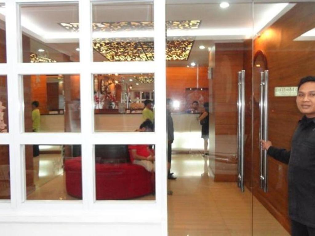 California Hotel Jakarta Exterior photo