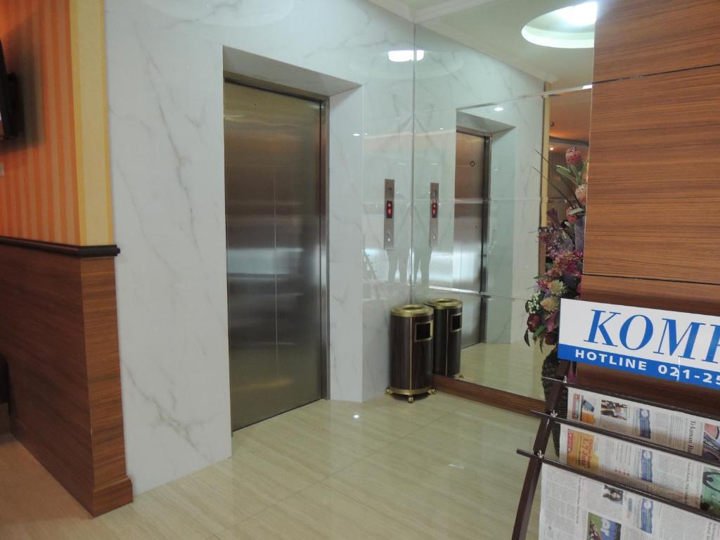California Hotel Jakarta Exterior photo